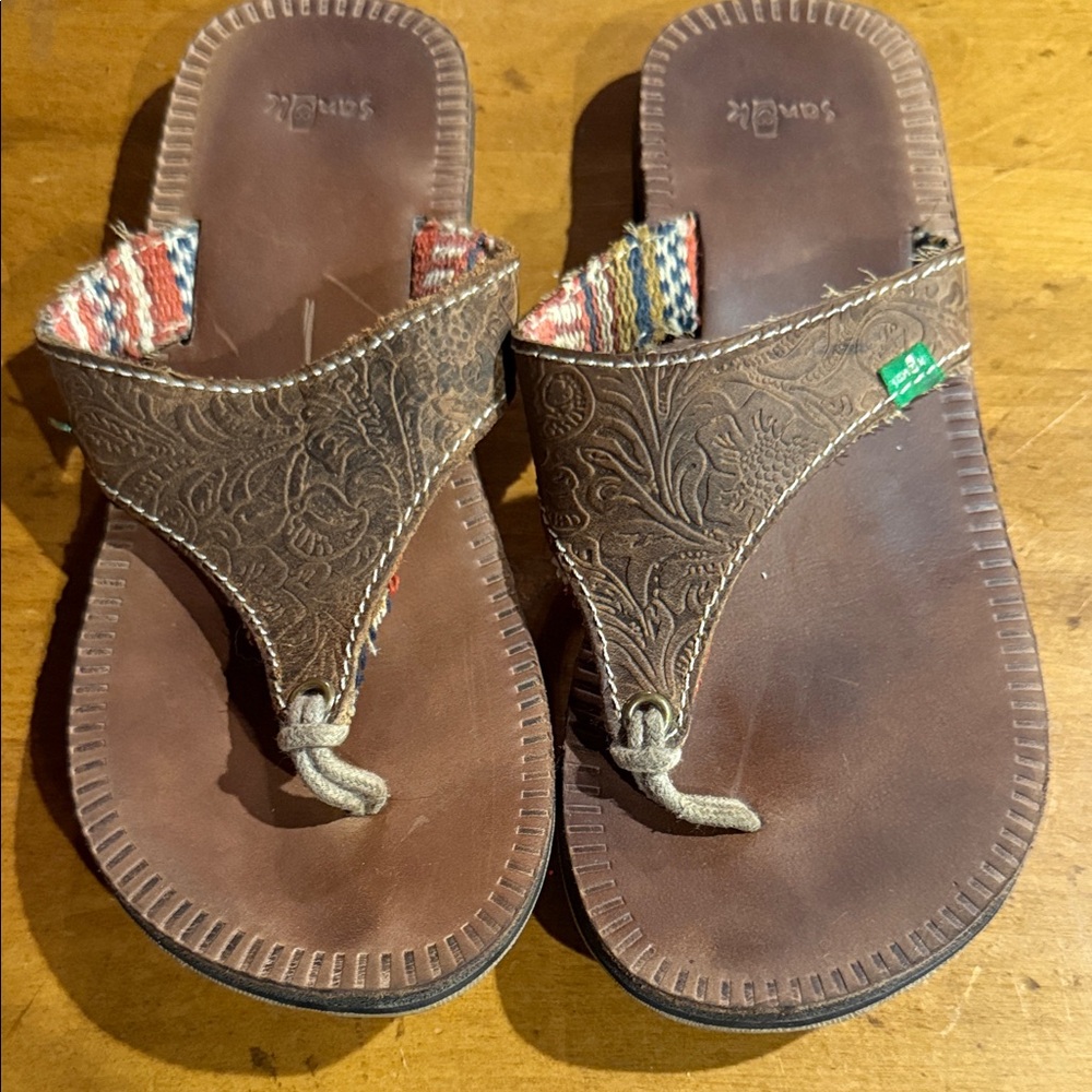 Sanuk tooled leather flip flops with Multicolor Woven Straps